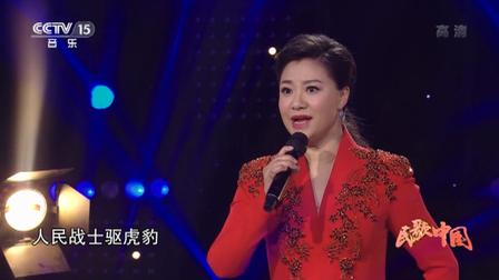 王丽达身着红色礼服演唱