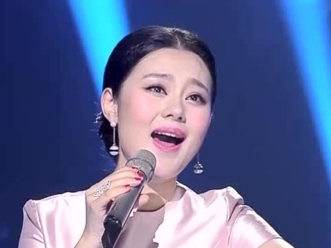 徐晶晶身着粉色礼服演唱